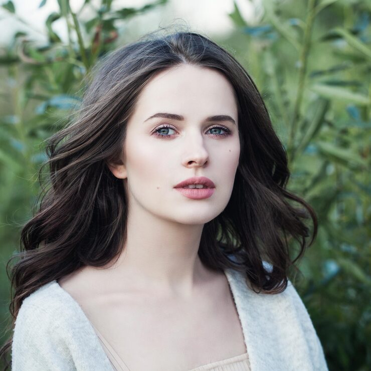 beauty-woman-outdoors-portrait-cold-spring-day-park_263368-5564